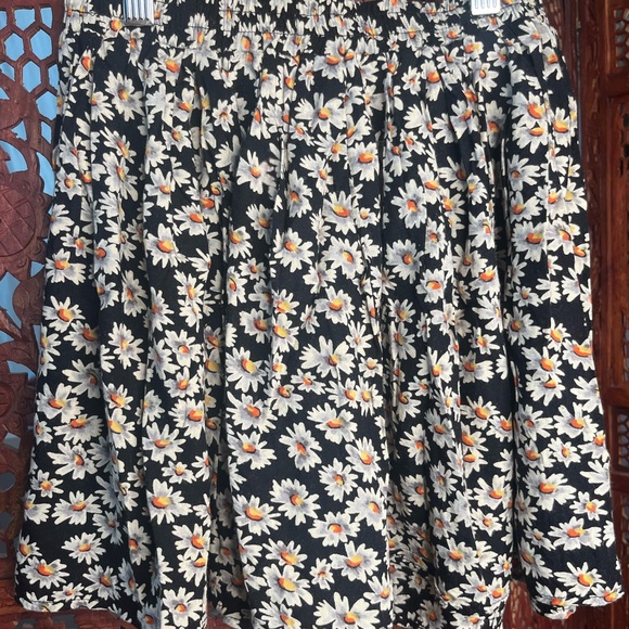 Cutie flower skirt size small - Picture 3 of 4